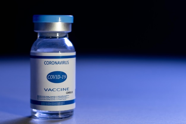 Niebieska fiolka z dawką szczepionki przeciwko pandemii koronawirusa
