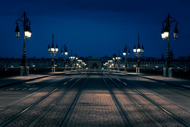 Niebieska godzina na Pont de Pierre i kolejka tramwajowa na moście Bordeaux Francja