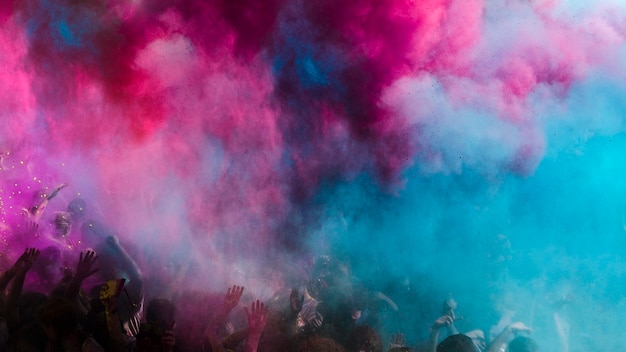 Zdjęcie niebieska i różowa eksplozja koloru holi nad tłumem