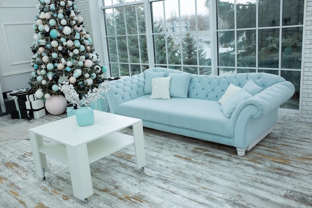 niebieska kanapa. Noworoczne wnętrze z sofą