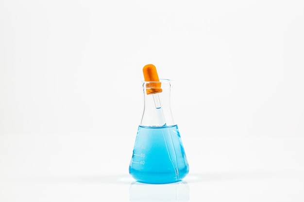 Niebieska Kolba Eksperymentu Naukowego Na Białym Tleszklana Kolba Erlenmeyera Z Izolowanym Szklanym Prętem