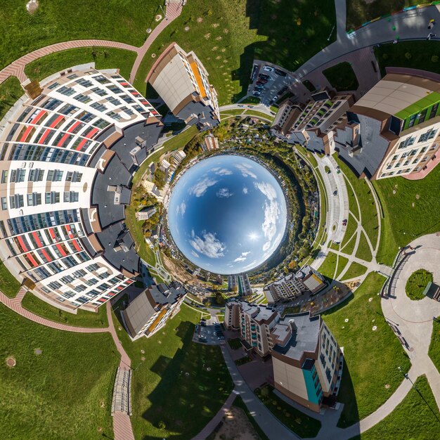Niebieska kula wewnątrz z widokiem na rozwój starego miasta zabytkowe budynki i skrzyżowanie z samochodami Transformacja sferycznej panoramy 360 w abstrakcyjnym widoku z lotu ptaka