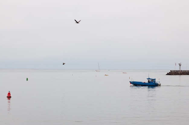Niebieska łódź wypływająca z portu Santa Barbara