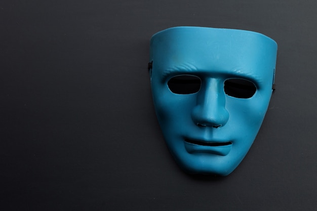 Zdjęcie niebieska maska na ciemną powierzchnię. skopiuj miejsce