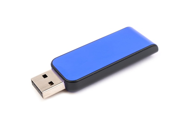 Niebieska pamięć flash USB na białym tle, selektywna ostrość