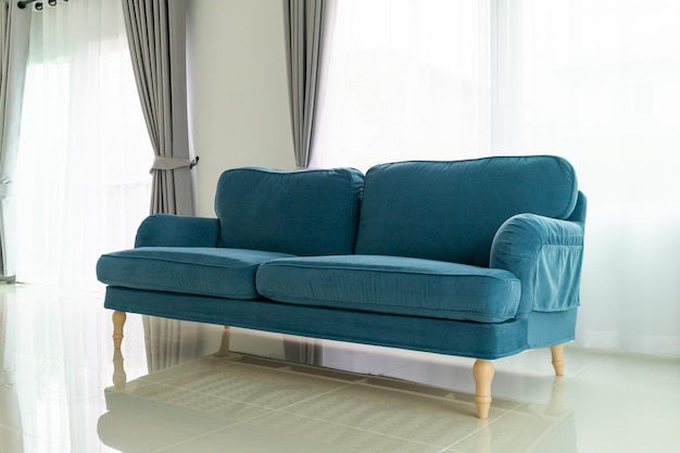 Niebieska sofa w salonie wnętrza domu w tle