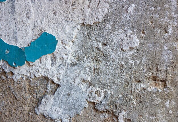 Niebieska stara rozdrobniona farba na betonowej ścianie