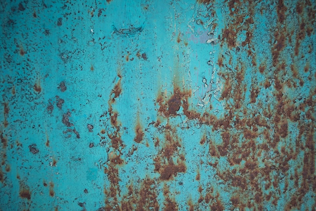 Niebieska tekstura metalu o śladach korozji na powierzchni. Stara zardzewiała metalowa powierzchnia