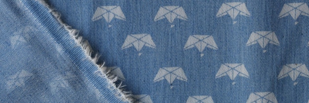Niebieska tkanina na twarzy i plecach ze zdjęciami papierowych łodzi w zbliżeniu na niebiesko-białą tkaninę