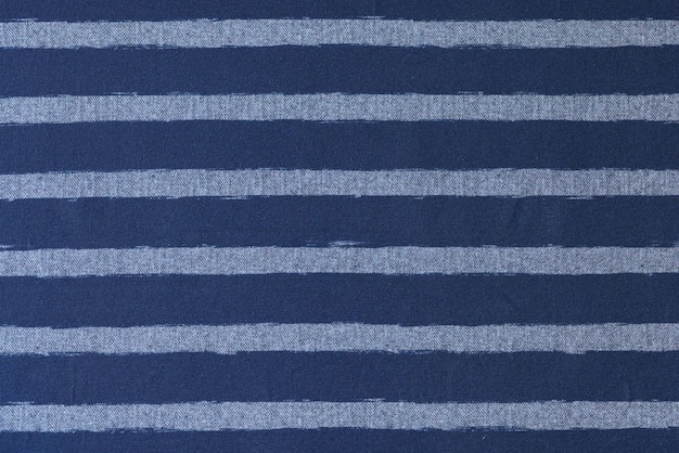 Niebieska tkanina w białe paski przeznaczona do produkcji bielizny pościelowej pasiasty materiał tekstylny