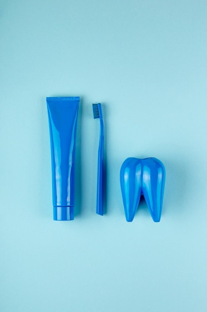 Niebieska tubka pasty do zębów niebieska szczoteczka do zębów niebieski ząb na niebieskim tle widok z góry