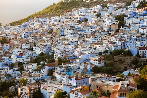 Niebieska ulica i domy w Chefchaouen Maroko