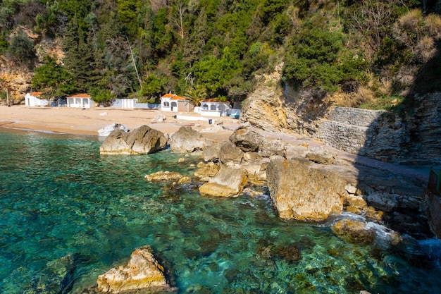 Niebieska woda i skały na plaży w pobliżu Budva czarnogóra