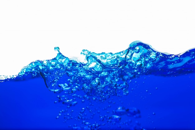 Niebieska woda z bąbelkami