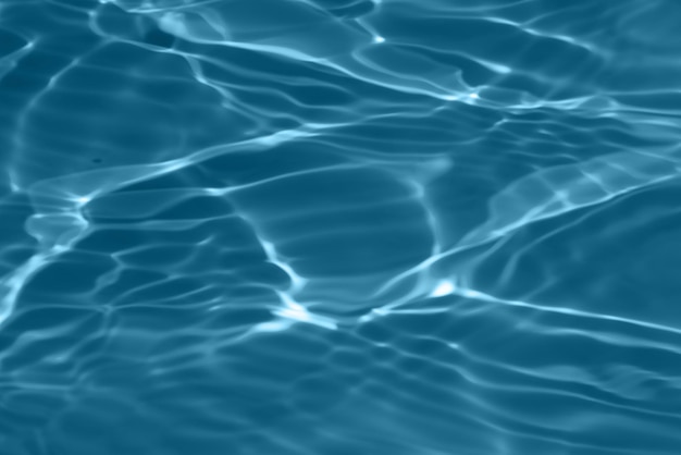 Niebieska woda z falami na powierzchni Rozmyte rozmyte przezroczyste niebieskie kolorowe czyste spokojne wody