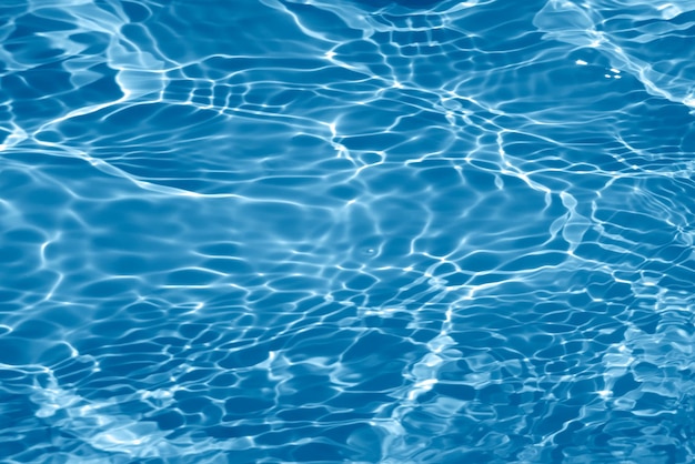Niebieska woda z zmarszczkami na powierzchni Defocus rozmyta przezroczysta, niebieska, jasna, spokojna woda