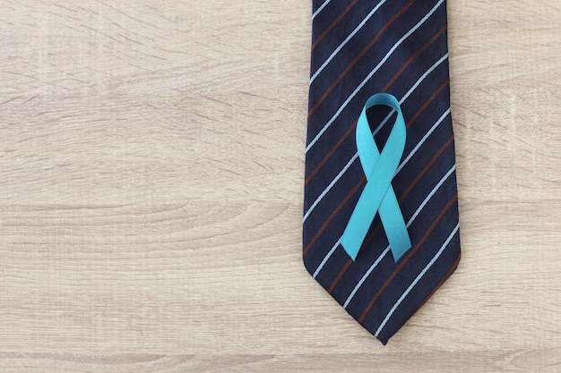 Zdjęcie niebieska wstążka symbolizująca świadomość raka prostaty w kampanii na temat raka krawata i zdrowia mężczyzn