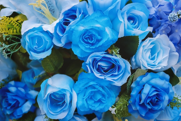 Niebieski bukiet sztucznych kwiatów