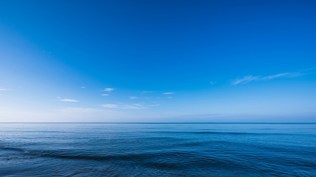 Niebieski ciemny i głęboki ocean