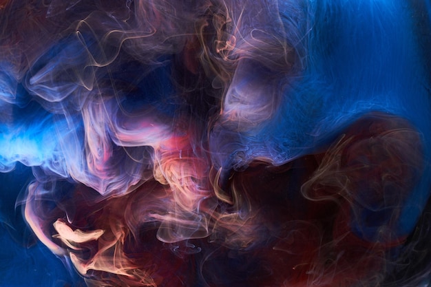 Niebieski czerwony atrament abstrakcyjne tło Farba akrylowa tło dla kosmetyków perfum fajki Tajemnicze chmury dymu kolorowa mgła