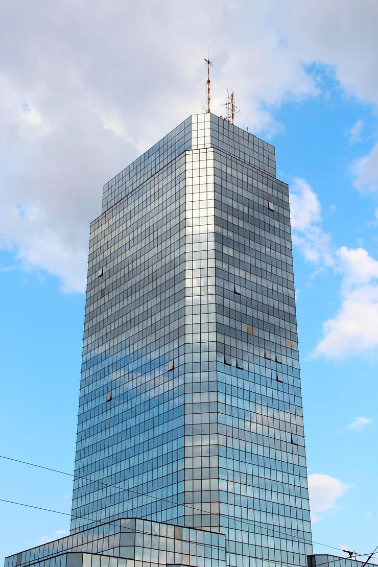 Zdjęcie niebieski drapacz chmur w warszawie nowoczesna architektura w nowym warszawie