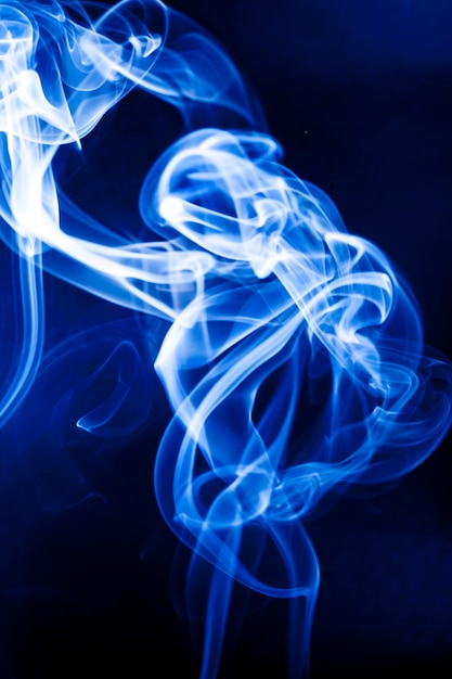 Zdjęcie niebieski dym ruchu na czarnym tle.