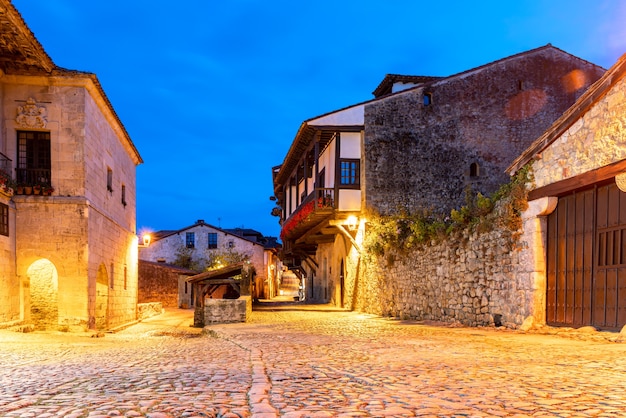 Niebieski Godzinny Widok Na Ulice Wiejskiej Miejscowości Santillana Del Mar W Hiszpanii.