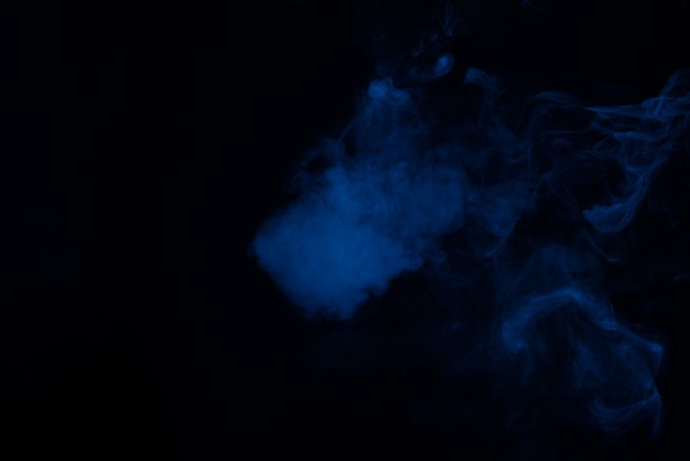 Niebieski i różowy steam na czarnym tle. Skopiuj miejsce.