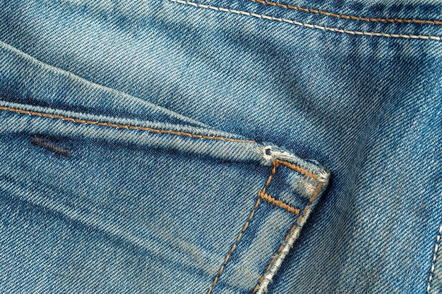 Niebieski jeans o fakturze denimu z kieszonką