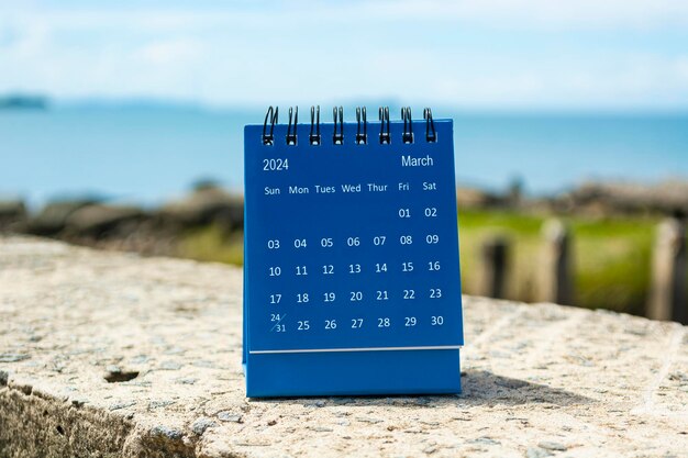 Zdjęcie niebieski kalendarz marca 2024 na niewyraźnym tle niebieskiego oceanu koncepcja nowego roku 2022