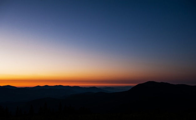 Niebieski kolor gór podczas zachodu słońca