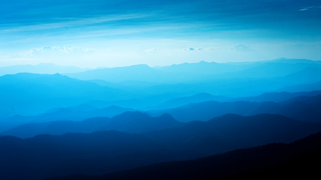 Niebieski Kolor Gór Podczas Zachodu Słońca