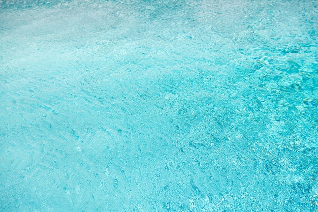 Niebieski kolor tła wody w basenie z falami na bali