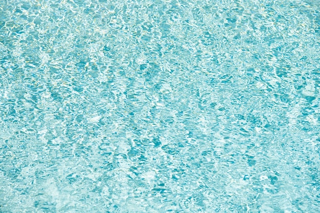 Niebieski kolor tła wody w basenie z koncepcją zmarszczek lata