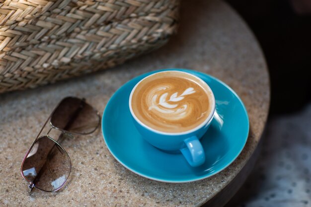 Niebieski Kubek Gorącej Kawy Latte Na Białym Tle Na Tle Przyrody. Pojęcie żywności Na świeżym Powietrzu. Widok Z Góry, Miejsce Na Kopię. Reklama Menu Kawiarni. Menu Kawiarni. Zdjęcie Poziome.