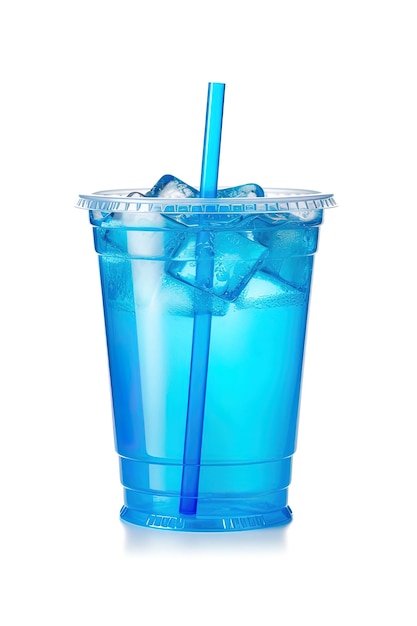 Niebieski napój w plastikowym kubku na białym tle Koncepcja napojów na wynos
