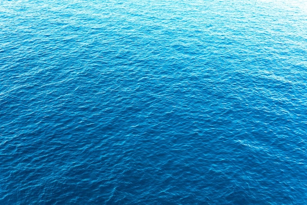 Niebieski niebieski wzorzyste powierzchni morza, widok z góry.