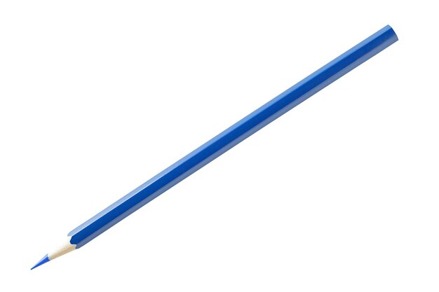 Niebieski ołówek wyostrzony na białym tle z ścieżką wycięcia