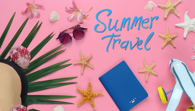 Niebieski paszport i rozgwiazda na różowym tle z napisem letnia podróż.