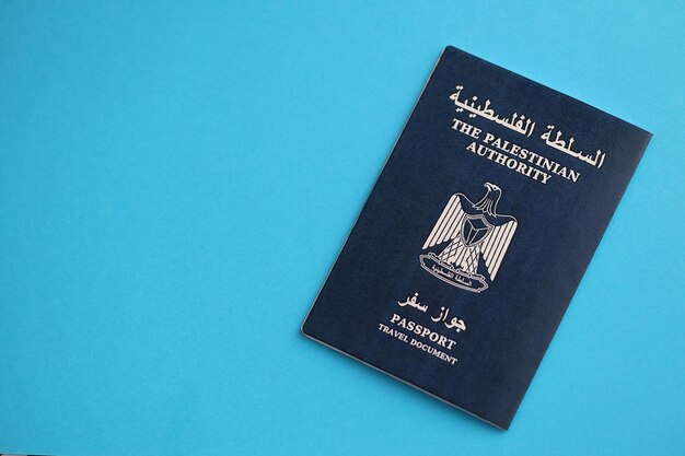 Niebieski paszport władzy palestyńskiej na niebieskim tle