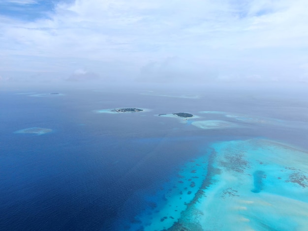 Niebieski pejzaż morski Malediwów z pochmurnym niebem