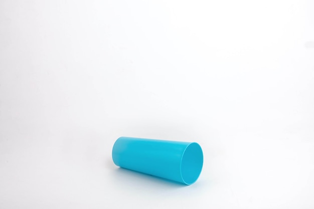 Niebieski plastikowy kubek na białym tle
