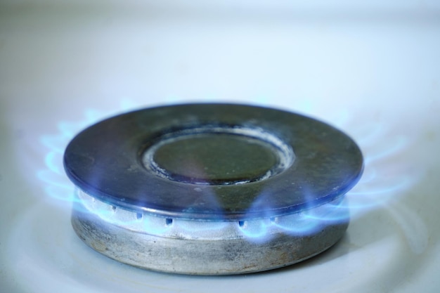 Zdjęcie niebieski płomień na płonącym palniku kuchenki gazowej