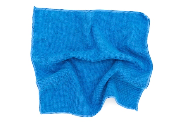 Niebieski ręcznik do czyszczenia mikrofibry na białym tle