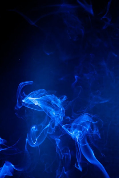 Zdjęcie niebieski ruch dymu na czarnym tle