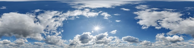 Niebieski skydome 360 hdri panorama w formacie równokątnym z zenitem, chmurami i słońcem do użycia w grafikach 3D lub rozwoju gier jako skydome lub edytowanie strzału z drona lub zastąpienie nieba