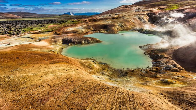 Niebieski Staw I Wulkaniczna Góra Islandia