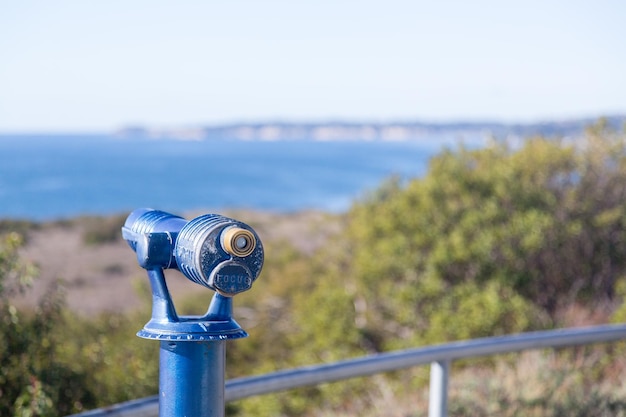Zdjęcie niebieski teleskop na wybrzeżu malibu
