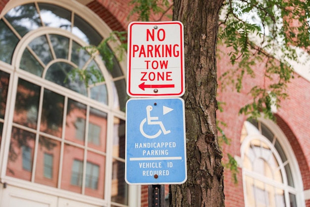Niebieski znak, który mówi, że nie ma na nim strefy parkowania