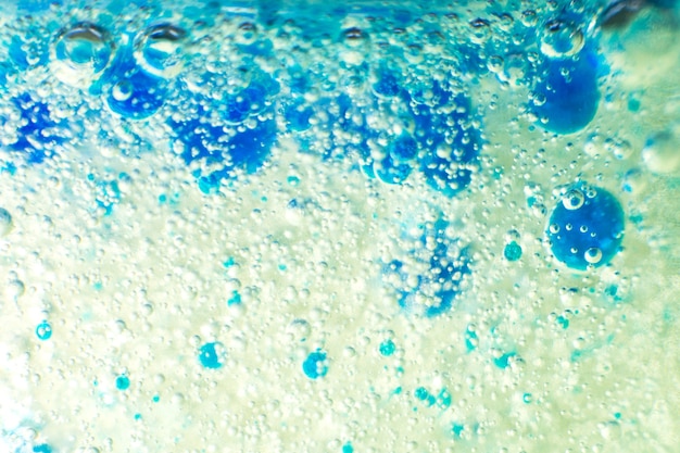 Niebieskie bąbelki w szklance wody Abstrakcyjne tła
